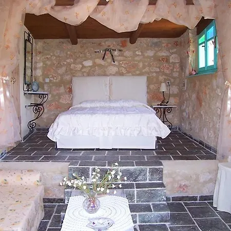Revera Traditional Stone Villas, Apartments&studios * Keri